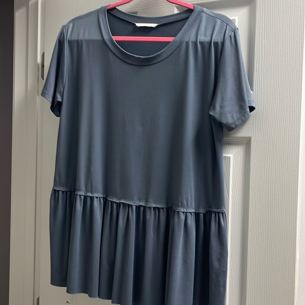 Entro top. Slate blue. Ruffle bottom. Great condition. Small.
